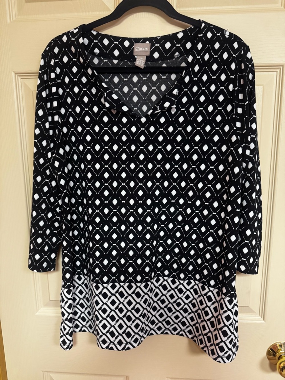 Chicos Black & White Geometric V-Neck Tunic size 2